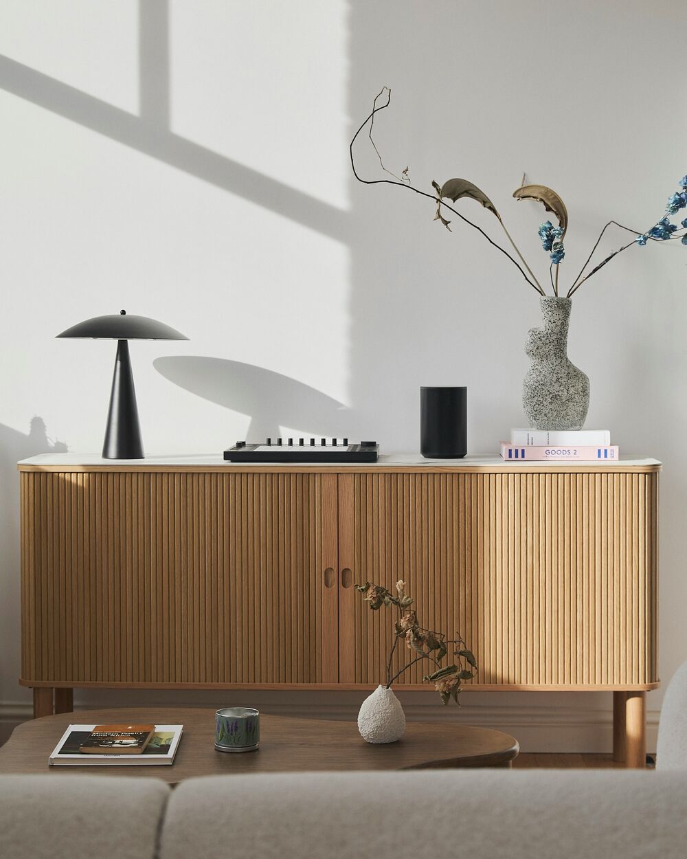 Buffet en bois cannelé avec lampe et vase