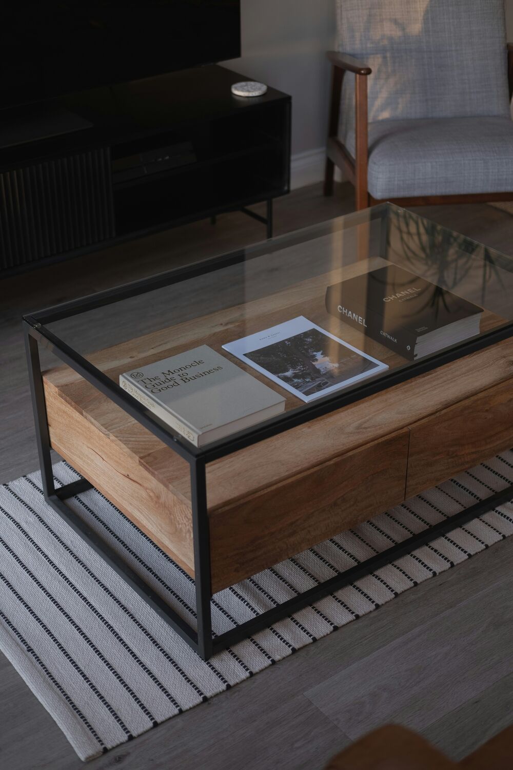 Table basse en verre et bois avec livres